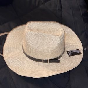 👒👒ILLUMA🆕 CREAM SUMMER HAT 👒 WITH ADJUSTABLE WIRE.